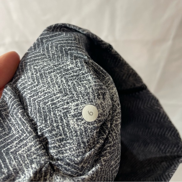 Lululemon Gray Essential Rhythm Crop Diffusion White 6 Activewear Bottoms EUC - Picture 5 of 6